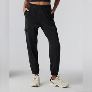 Black Women's Vuori Boyfriend Cargo Jogger Pants
